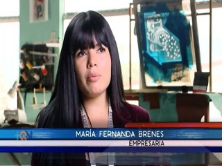 Ella demuestra que los bolsos también son para hombres