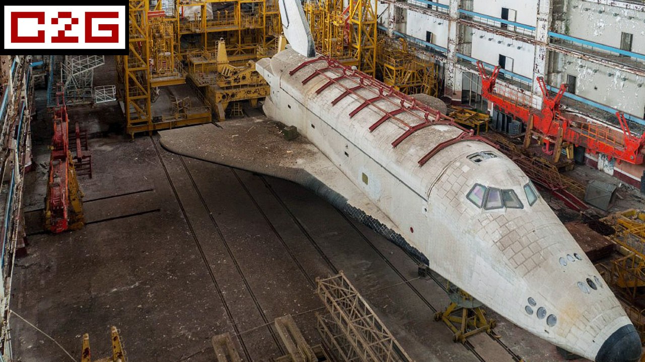 Il trouve deux navettes spatiales dans un hangar abandonné !