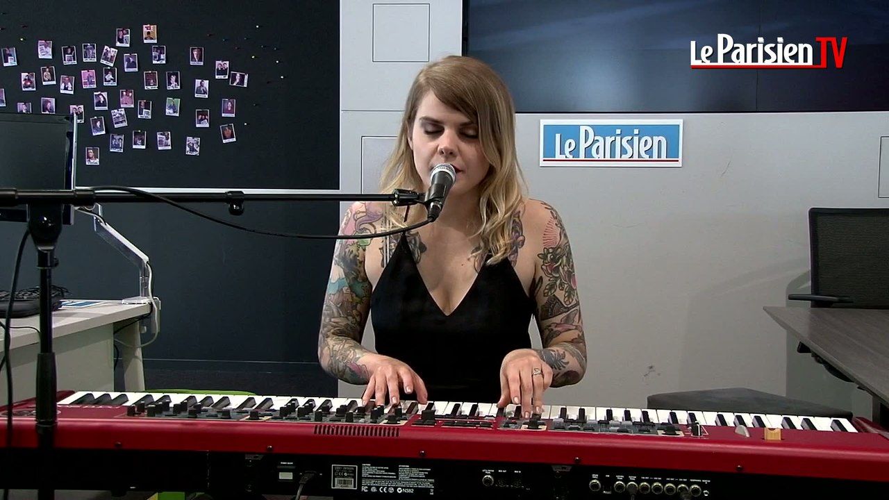 Cœur de Pirate chante "Comme des enfants" en live au Parisien
