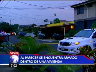 Policía se encuentra negociando con un hombre atrincherado en una casa en Escazú