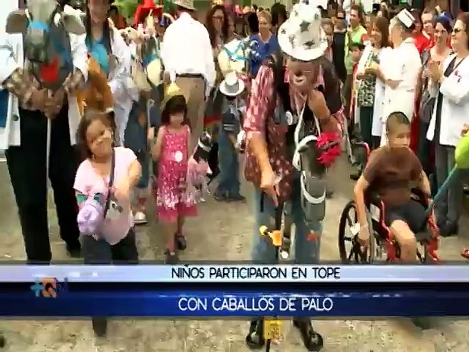Caballos de palo pusieron a reír a niños y grandes en particular tope