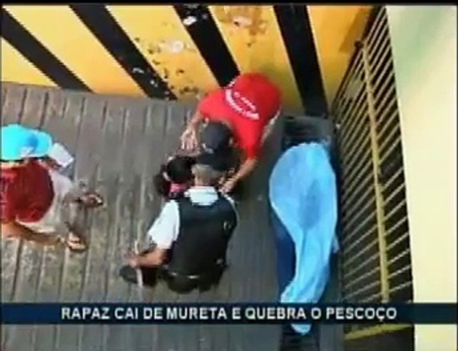 Jovem cai de mureta