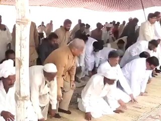 Watch How Shehbaz Sharif Praying Have No Idea About Nimaz
