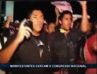 Milhares de Manifestantes Cercam o Congresso em Protesto 📢
