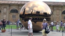 Złoty Glob w Muzeum Watykańskim. (Sphere Within Sphere) (Sfera con sfera) (Kula w kuli)