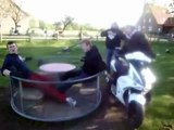 carrusel impulsado por una moto (video chistoso)