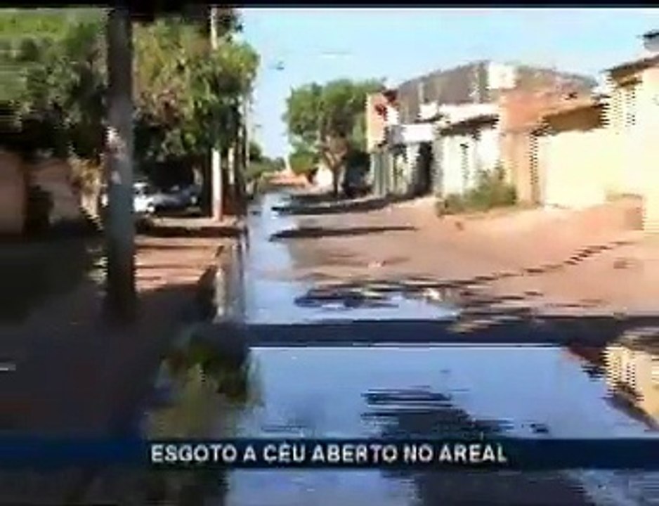 Moradores reclamam de esgoto nas ruas do Areal
