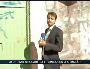 Aluno é flagrado quebrando cadeira em escola pública