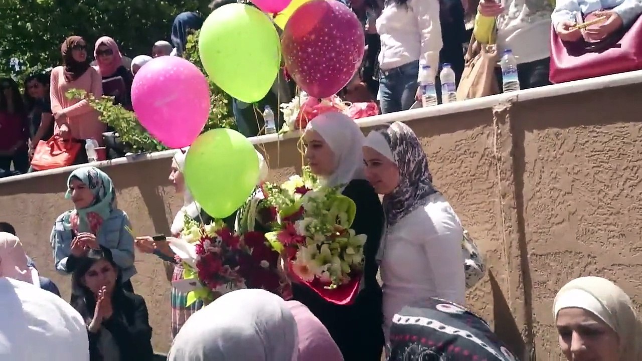 زفة مناقشة مشروع التخرج - حنان دعاس و قمر نجداوي
