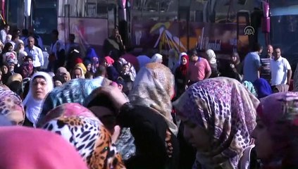 Palestinians cross Qalandia checkpoint