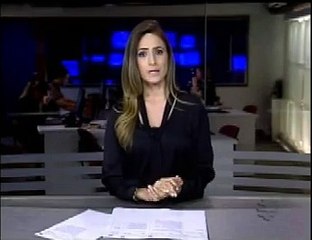 Caminhão tomba e despeja óleo na pista