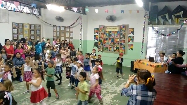 Miguel dançando RAP na festa Junina da escola