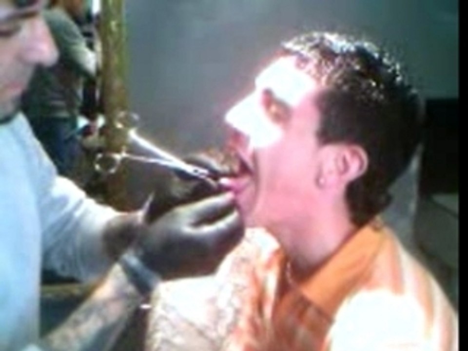 jason qui se fait percer la langue ^^