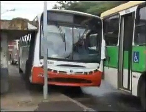 Ônibus invade parada