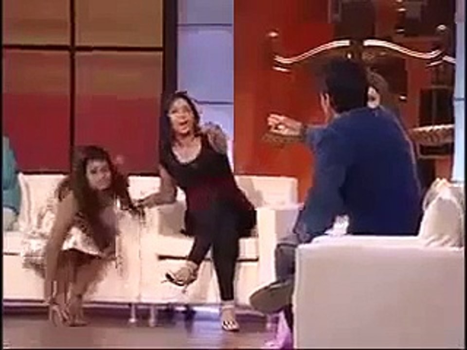 Show Mein Larki Ny Gandi Gali Di aur Joota Utha Kar Mara