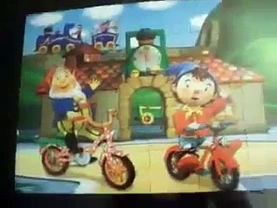 Oui oui et sa belle voiture multicouleur avec son beau chien doudou et le papa docteur Pere noel.mp4