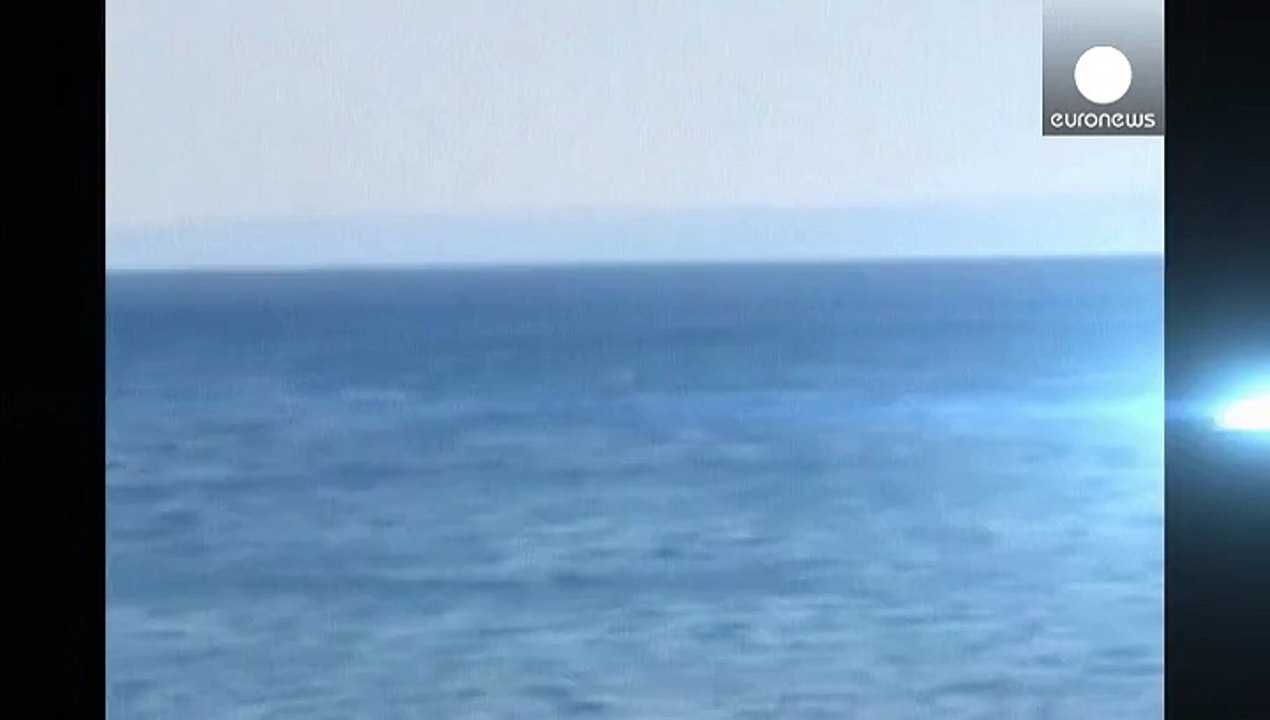 Türkische küstenwache rettet baby in schwimmring auf offener see