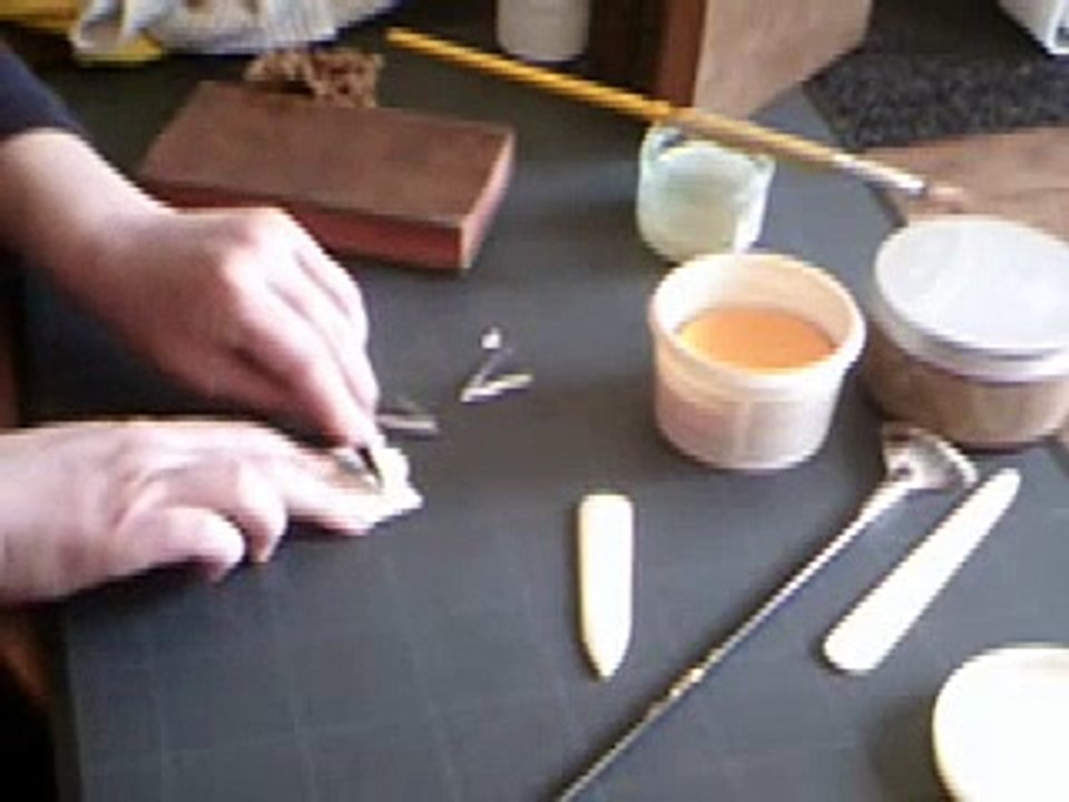 nettoyer la reliure d'un livre ancien