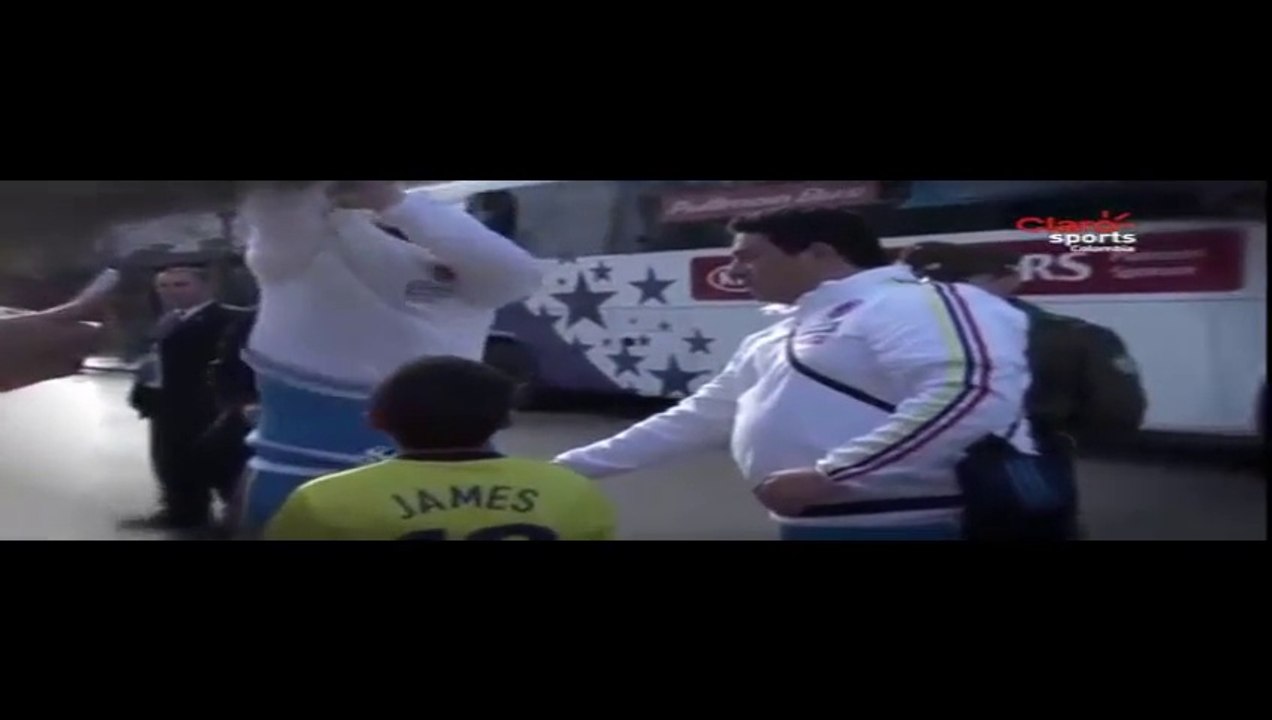 james rodriguez fait joie à un enfant