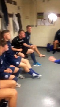 Série de têtes dans le vestiaire d'un club de football - Gros niveau!