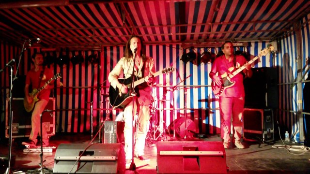 Francis Lalanne fait un boeuf à la Féria de la êtite Espagne à la Plaine-Saint-Denis