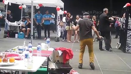 La danse n'a pas d'âge : papy Vs policière !