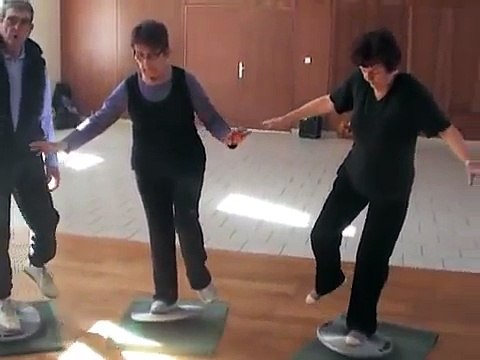 Circuit training senior. Parcours gym seniors. Forme et santé.