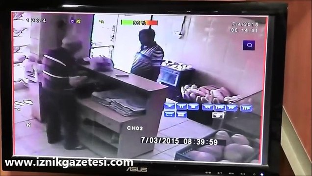 Fırından Sadaka Kutusunu Çalan hırsızı güvenlik kamerası an ve an kaydetti.