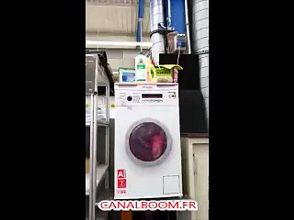 Le frigidaire au design d'une machine à laver