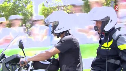 Quand Dave se met à chanter sur la moto