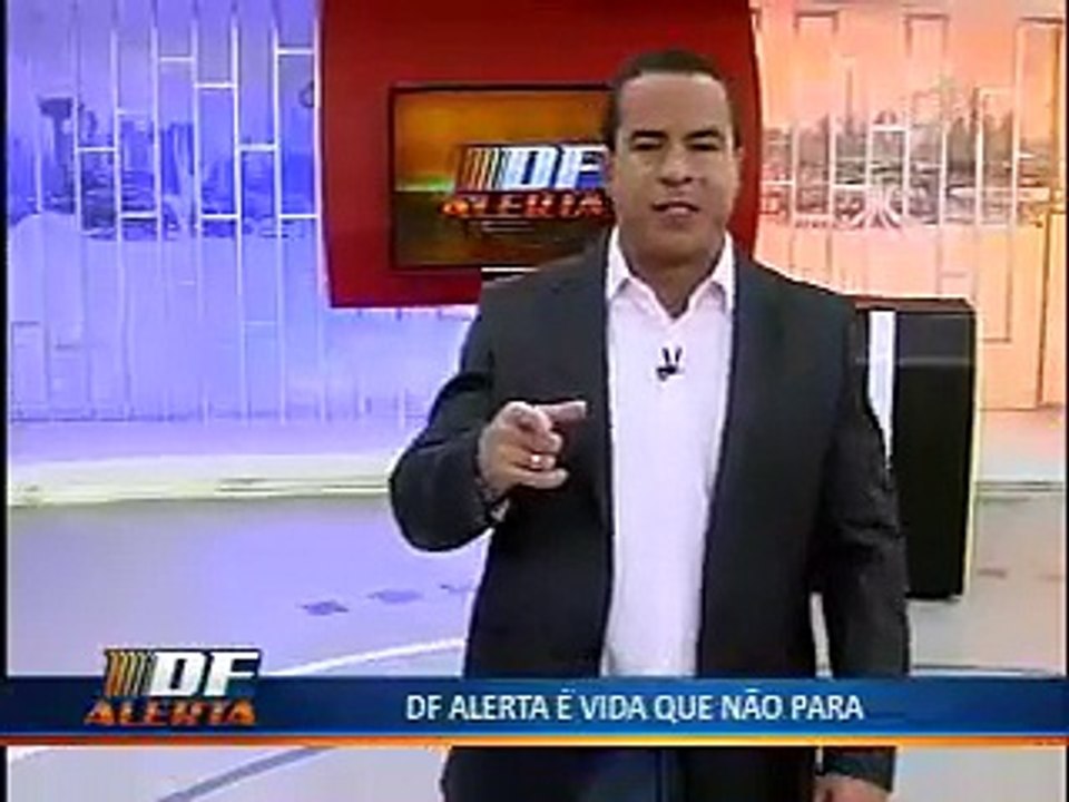 Pai morde bebê
