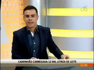 Ônibus preso em viaduto