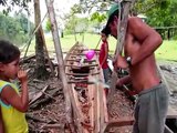 Fabricando uma canoa no Amazonas