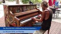 Un SDF surprend les passants en s'installant devant un piano