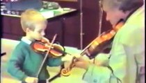 Le grand violoniste IVRY GITLIS avec les petits enfants