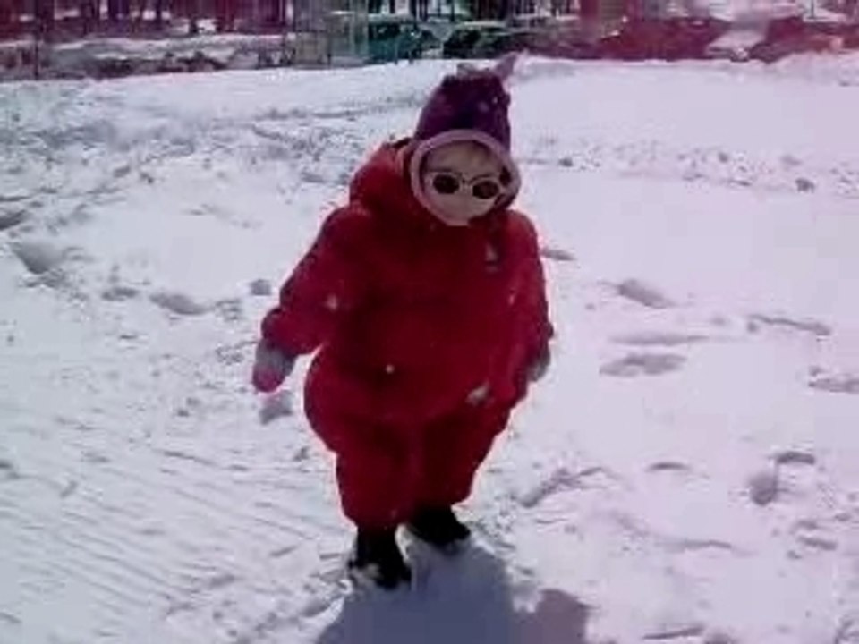 Lilou marche dans la neige