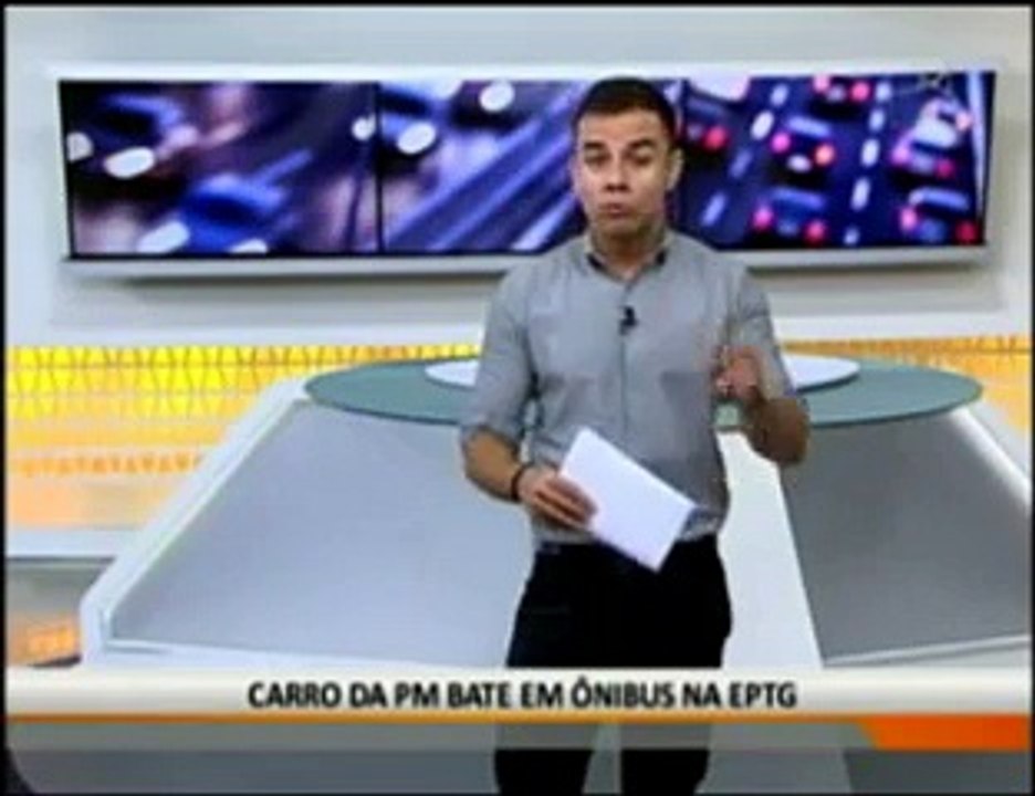 Acidente entre carro e ônibus
