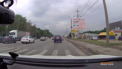 Russian guy drives into ditch during rush hour