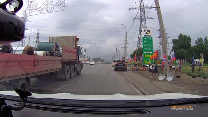 Un russe roule dans le fossé pour éviter les bouchons