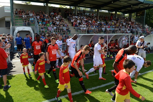 Ambiance au bord de la pelouse lors du match amical Laval / Rennes