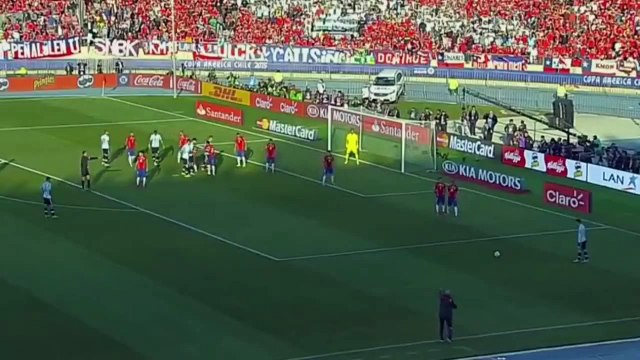Claudio Bravo amazing save (Chile vs Argentina - Final Copa America 2015)