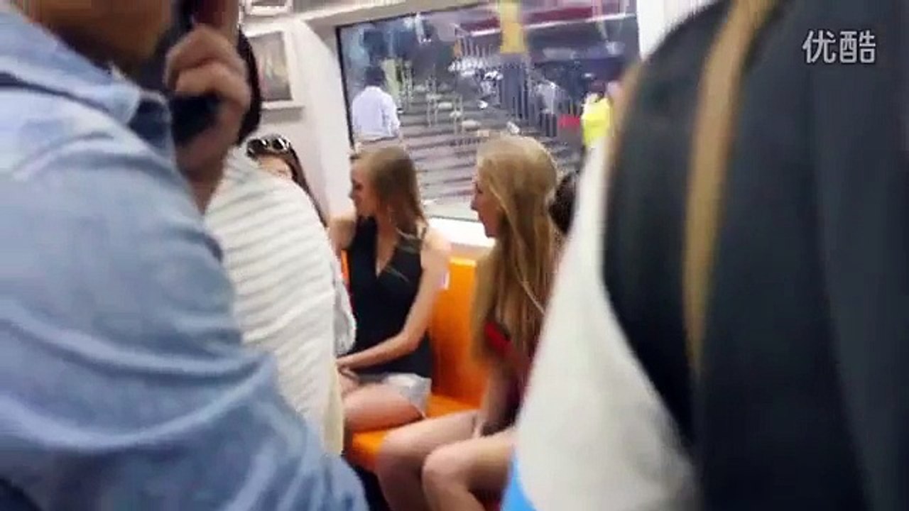 北京地铁惊现一群性感洋妞，玩游戏挑战男人底线......
