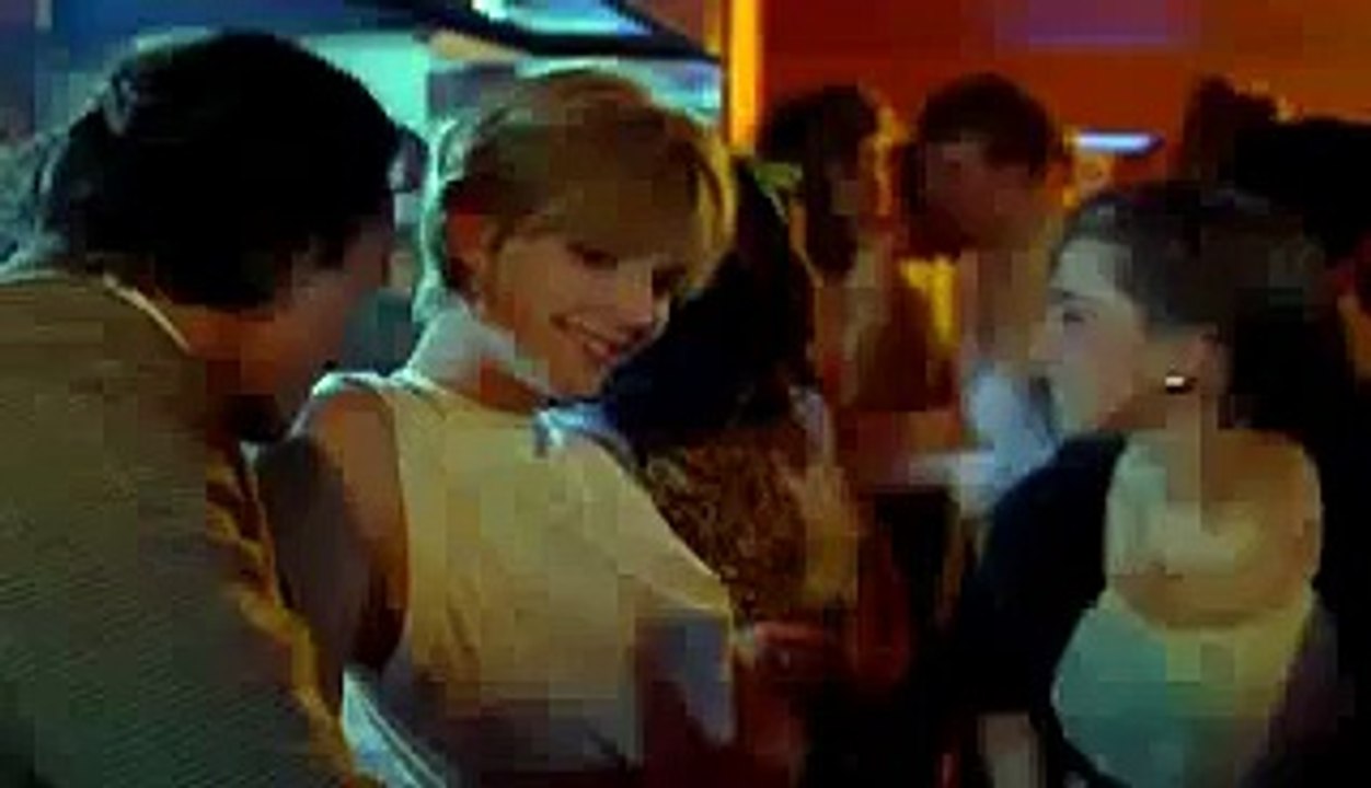 Film "Les hommes préfèrent les grosses" (Scène Luis Rego et la bagnole petée)