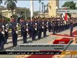 د.مرسي يتعرض لموقف طريف فوق البساط الأحمر.