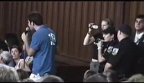 ケリー上院議員の大学講演で、警官が学生をスタンガンで攻撃