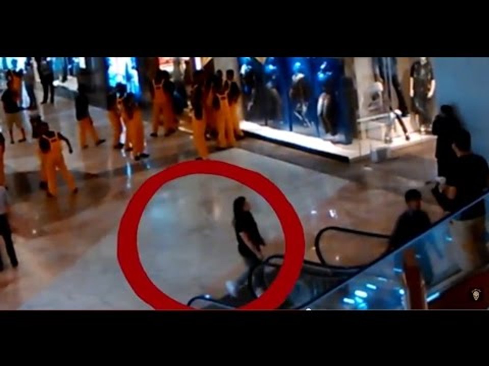 GHOST FOLLOW GIRL IN SHOPPING MALL! Mall CCTV Caught Ghost