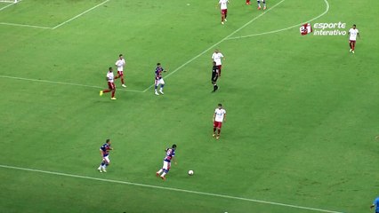 Bola sobre para Pio, que perde sem goleiro