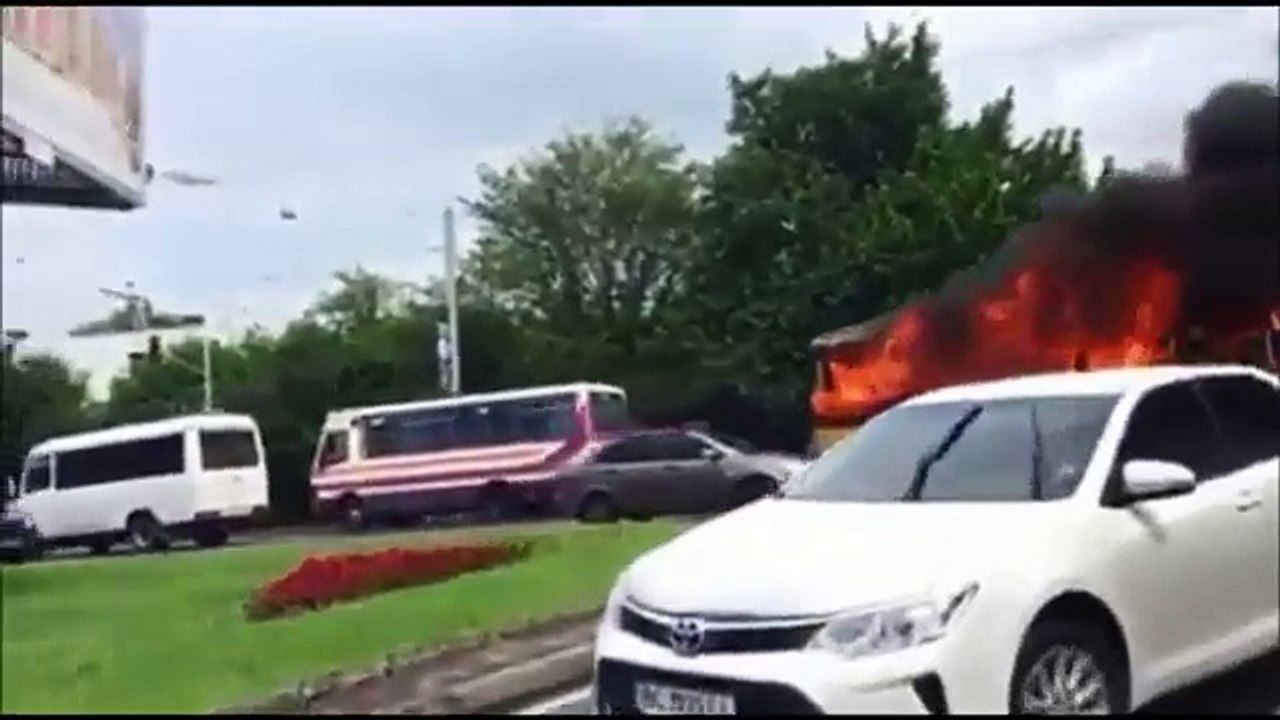 Séquence prise d'un bus sur le feu , roulant à travers le trafic et  frapper une maison