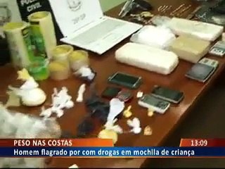 4/6 - Homem flagrado com drogas em mochila de criança