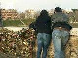 Los italianos cierran sus candados del amor en el Día de San Valentín